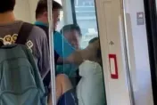 影/真相反轉？高捷坐博愛座吼叫男遭壓制　慘遭「抓頭撞窗」畫面流出