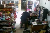 影/新竹湖口雜貨店驚見胖賊！偷挖收銀機「抓了錢就走」警查緝中