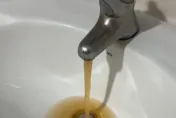 噁爆！「水龍頭流黃色濁水」彷彿冬瓜茶　澎湖救國團青年旅社回應了