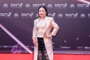 《金曲35》爆乳禮服不怕「彈出來」！張秀卿自詡「辣妹」熱跳16蹲：老公不在放飛