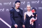 阿夜爭金曲歌王！攜兒走紅毯　混血辣妻深V禮服「炸出超兇半球」