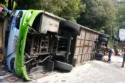 快訊/重大旅遊車禍！馬國巴士下山翻覆　釀團客2死19人傷