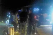 快訊/現場畫面曝！疑未拉手煞車　阿里山「遊覽車撞母女」害骨折