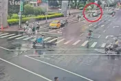 快訊/衝撞總統府畫面曝！男開賓士撞花台停下　車身噴「國家認知作戰」