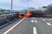 快訊/國4潭子交流道「恐怖火燒車」黑煙漫路面　駕駛急跳車