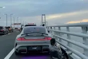 深中通道大塞車元凶？女車主路肩翹腳觀夕陽　大批違停佔滿車道