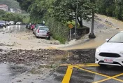 雙北暴雨狂灌！新店路面土石泥流阻交通　溪水暴漲畫面曝