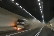 影/開一半突爆火球！港隧道驚傳「火燒遊覽車」　好心人急救駕駛乘客