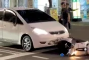 快訊/驚恐瞬間曝！北市機車倒地轎車還繼續開嚇壞路人　駕駛：太累睡著了！