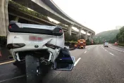 影/被撞翻瞬間車內視角曝！國1林口段大車變換車道不當　狠撞白牌Uber害烏龜翻