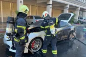 影/這下賠慘了！維修員測試中突路邊起火　白色保時捷秒變黑…幾近半毀