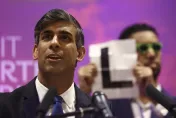 影/英國工黨狂勝！首相蘇納克發表講話承認敗選　慘遭百萬網紅搶鏡