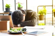 一吃飽就好想睡？長期恐得糖尿病 醫：「飯後15分鐘短暫散步」可改善！