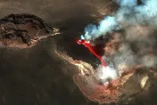 義大利2火山同時噴發！火山灰柱高達4.5公里　西西里島機場暫時關閉