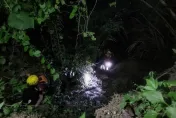 影/白河秘境探險遇溪水暴漲！5人受困溪床　南消摸黑救出