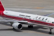 上海航空備降重起飛「忘了貴賓室4乘客」　他氣壞：搭飛機變乘網約車