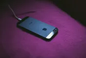 iPhone進水怎麼辦？用吹風機超NG　官方曝「4步驟」安全救回來