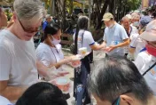 獨/夏克立龍山寺為街友送暖　打官司經濟拮据借住律師事務所