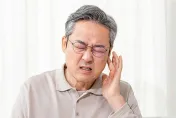 唧唧耳鳴聲炸腦！57歲男「耳朵發霉」耳膜也破了　竟是徒手挖耳屎釀禍