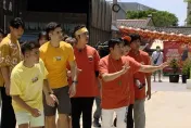 太誇張！胡瓜穿烏龜裝趴跪　1動作眾人嚇壞：太神奇