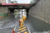 影/台南雨彈狂炸！大同地下道積水一度封閉　員警冒雨交管