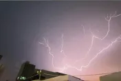 高雄驚見超狂「閃電五連鞭」炸紫光！　近90萬網嚇呆：以為索爾會飛下來