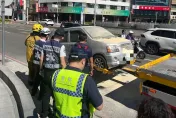 影/高雄美麗島站外火燒車！媽媽帶兒子上學突竄煙　2人驚逃