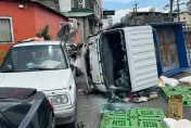 新北新莊追撞嚴重車禍！小車車身削半　貨車翻覆米袋散落一地