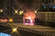 快訊/整輛燒成火球變殘骸！國1高架南下17k火燒車　駕駛乘客急逃命