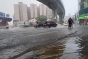 影/暴雨狂炸！浮洲火車站周邊汪洋一片　新北泰山排水孔噴水