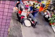 快訊/送醫畫面曝！三重男殺妻帶子輕生亡　鄰居驚：才看到她滿身是血被抬出