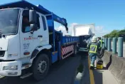 快訊/台61線嚴重車禍！車頭遭「貨車車斗插入」　駕駛受困無呼吸心跳