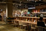 高中生不消費佔星巴克6人桌！座位糾察隊不忍了「1招反制」　網：結局舒服