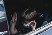 影/高溫大烤箱！3歲男童獨留車上遭反鎖「差點熱死」　警消急破窗救命