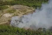 扛40度高溫！苗栗西山垃圾場大火連燒4天　勇消不畏濃煙撲救