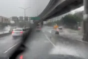 快訊/不只信義區淹水！堤頂大道、市民大道慘況曝　車呼嘯濺起巨大水花