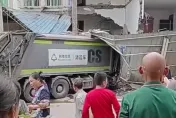 影/1死1傷！垃圾清運車突失控撞向路邊民房　陸官方：司機操作不當