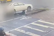 影/北市三寶車自撞騎上分隔島　輪胎空轉車輛受困超囧畫面曝光