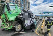 影/閻王拒收！新店環河路小車遭砂石車擠成廢鐵　男自己爬出來