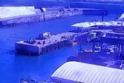 影/7旬男騎電動車衝入富岡漁港！海巡救起命危送醫　落海驚悚瞬間曝