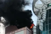 快訊/台中「東帝士廣場」驚傳火災！火舌直衝天際　警消已到場救援