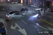 快訊/警察枉死！三重賓士「狂飆撞警車」噴飛畫面曝光