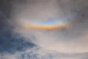 不是彩虹！天空高掛「微笑雲彩」罕見奇景　鄭明典親揭謎底