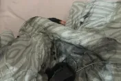影/行動電源突起火「床燒出黑洞」！媽媽驚醒抱兒逃出　嚇喊：不敢再用了
