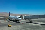 影/波音777起飛機尾「拖地摩擦」　專家讚機師冷靜救全機性命