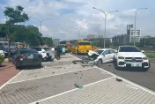 快訊/楊梅休息站轎車不明暴衝　5車毀零件散一地、2傷