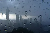 快訊/6縣市大雷雨狂轟！下午3點北市信義區烏雲罩頂　似駭人末日