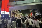 信義區香堤大道深夜「大縱酒」快閃！人擠成沙丁魚「山上都聽到聲音」