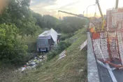 快訊/國1竹北出口凌晨4點「聯結車衝出邊坡」　車體摔稀巴爛