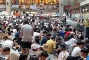 台北車站驚見低頭族塞滿大廳！　內行人揭：一年一度「寶可夢」年度盛事